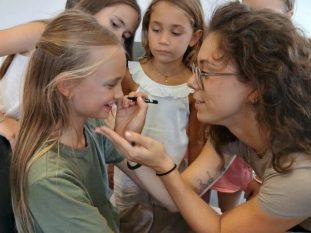 Maquillage-comedie-mus-rotated